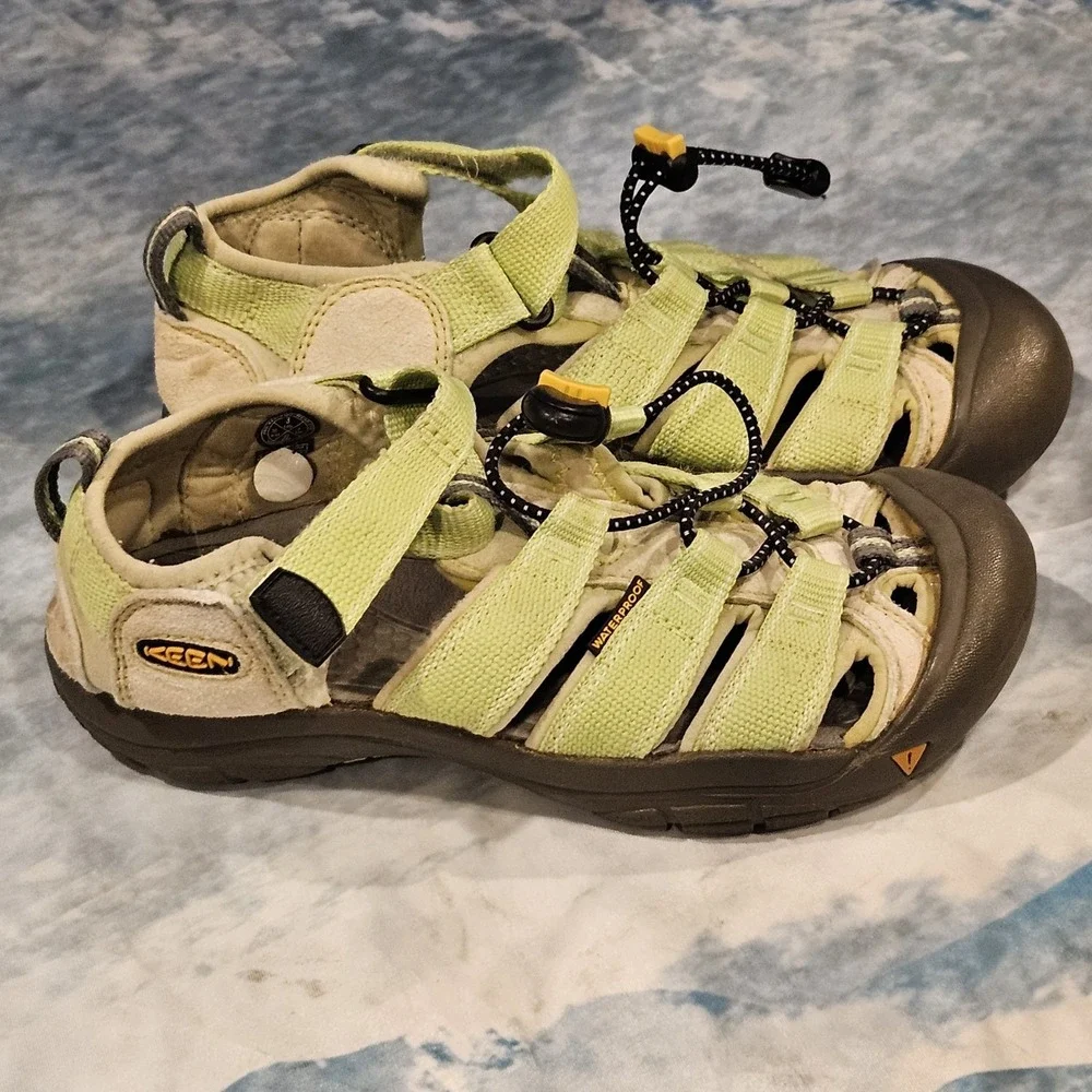 KEEN Kids Size 3 Waterproof Sport Sandals Closed Toe Hiking Trail Shoes Green